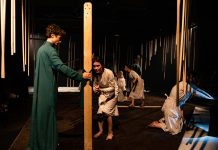VICTORIA - un spectacol coregrafic despre un univers religios, care ghidează oamenii către un stil de viață extremist
