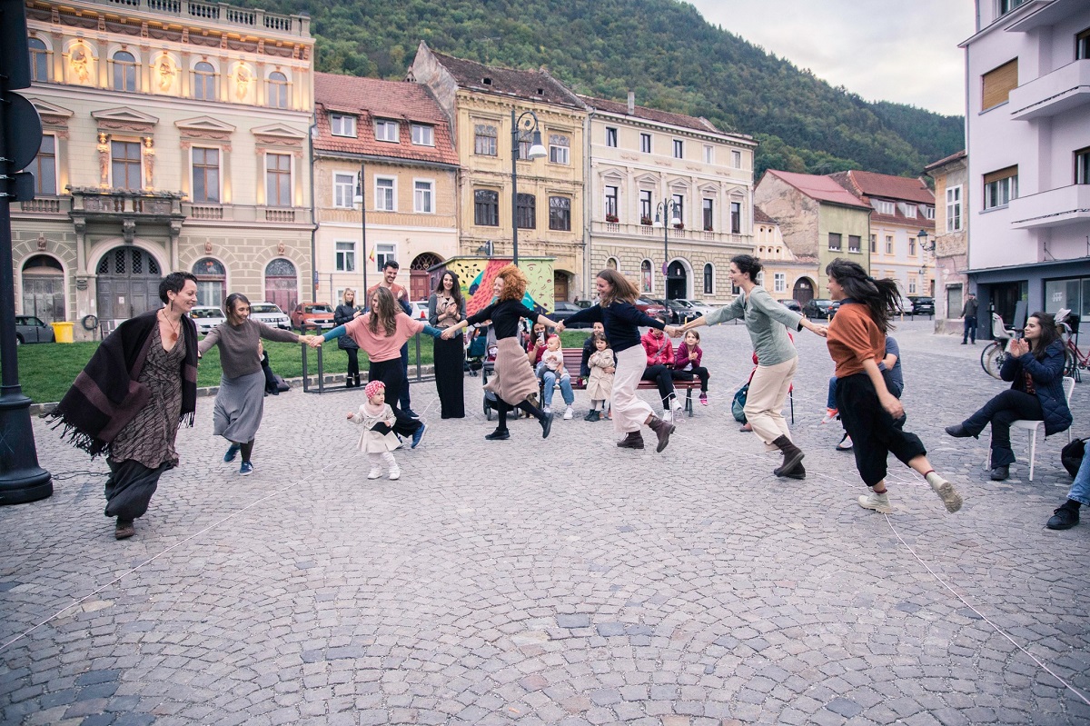 Slow dance – acțiune performativă cu ocazia Zilei Internaționale a Dansului Contemporan, la Brașov